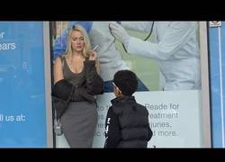 Enlace a ¿Qué harías si un niño te pide un mechero para un cigarrillo? [inglés]