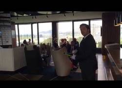 Enlace a Cuando te crees el amo abriendo botellas pero no sale del todo bien...