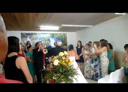 Enlace a Cuando contratas un trompetista para tu boda sin revisar si sabe tocar bien