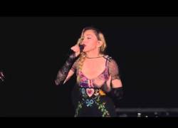 Enlace a Madonna rindió tributo el sábado a París cantando 