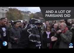 Enlace a Este musulman con los ojos vendados reparte abrazos en París con un bonito mensaje