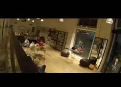 Enlace a Así se las ingenia un hombre para robar unos cuantos bolsos en una tienda