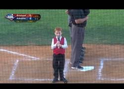 Enlace a Este es Ethan y tiene 7 años. Interpretó el himno de Australia con un ataque de hipo