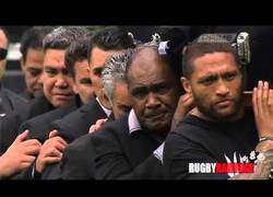 Enlace a La emocionante despedida a Jonah Lamu con una haka