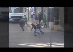 Enlace a Este ladrón se ha visto cazado por tres héroes que iban tan tranquilos por la calle