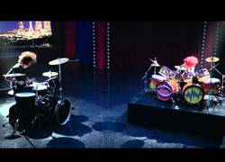 Enlace a Dave Grohl de Foo Fighters y un personaje de los Muppets se retan en una batalla con la batería
