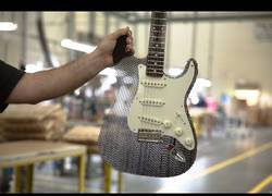 Enlace a ¡Una Stratocaster de cartón! Vaya obra de arte para los amantes de las guitarras