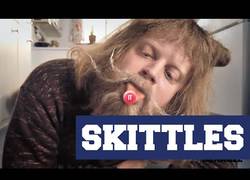 Enlace a Sólo tienes que señalar el lugar que te indican y reírte lo que sucede