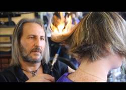 Enlace a Este peluquero español tiene una curiosa técnica para cortar el pelo