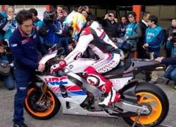 Enlace a Fernando Alonso sorprende pilotando una Honda RC213V MotoGP