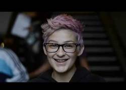 Enlace a La reacción de varias personas cuando le dicen algo bonito no tiene precio