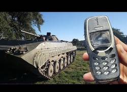Enlace a ¿Sobrevivirá un tanque a un Nokia 3310 y viceversa? Vamos a ver...