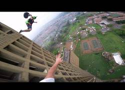 Enlace a Brutal carrera por un edificio para terminar saltando al vacío