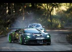 Enlace a BATTLEDRIFT - Vaughn (Mustang V-8) vs. Daigo (Lamborghini V-12). Simplemente ESPECTACULAR