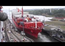 Enlace a Así pasan los grandes buques a través de estrechos canales