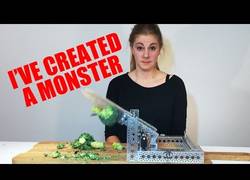 Enlace a Esta chica se construye un doble cuchillo para cortar comida y bueno... es un desastre