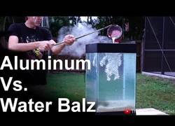 Enlace a Lo que se puede lograr al meter aluminio fundido en agua con bolitas