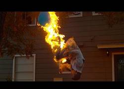 Enlace a Backflip + fuego + globo de agua = explosión espectacular en slow motion