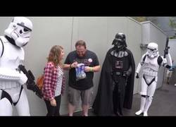 Enlace a La fantástica noticia que le dan a este hombre con la ayuda de Darth Vader