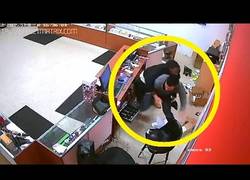 Enlace a Cuando vas a robar a una tienda de móviles pero no sabes la que te espera...