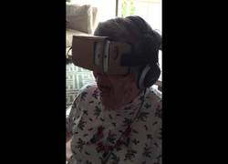 Enlace a Le enseñan a su abuela un parque de atracciones con realidad virtual y ALUCINA MUCHO