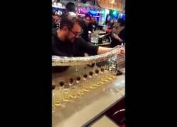 Enlace a Lo de este camarero y la habilidad que tiene es impresionante