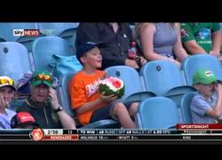 Enlace a Este niño tiene mucho hambre y se las ingenia comerse una sandía en pleno partido de cricket