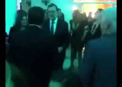 Enlace a Mariano Rajoy en su gran noche: Bailando Raphael