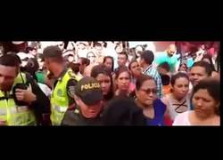 Enlace a Increíble: Una mujer paraliza el tráfico para agredir a la amante que va con su marido en el coche