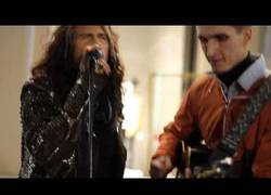 Enlace a Steven Tyler (Aerosmith) sorprende a este cantante en una calle de Moscú cantando con él