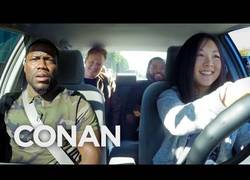 Enlace a Conan O'Brien, Ice Cube y Kevin Hart acompañan a una aprendiz a conducir en su mejor viaje [inglés