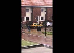 Enlace a Esta persona está ante el peor reto de su vida: sacar la basura y meterla en el contenedor