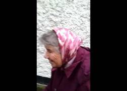 Enlace a Viviendo una segunda juventud, esta señora de 82 años llamando a la puerta y sale corriendo