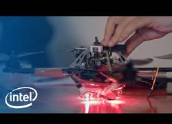 Enlace a Intel crea un show de luces 3D usando 100 drones acompañados de una orquestra. Magia