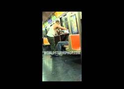 Enlace a Respeto total para este chico que le da su ropa a un vagabundo en el metro de NY