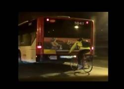 Enlace a Grabado un ciclista a 80 kilómetros por hora en la Ronda del Litoral de Barcelona detrás de un bus