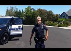 Enlace a Este policia en EEUU saca el arma porque le están grabando y le molesta