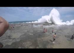 Enlace a Esta ola gigante sorprendió a bañistas en Australia