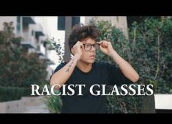 Enlace a ¿Qué pasaría si existieran unas gafas racistas? Así sería al ponértelas