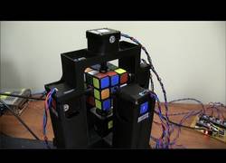 Enlace a Este es el robot que más rápido resuelve el Cubo de Rubik: ¡1.1 segundos!