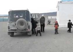 Enlace a Te vas a sorprender al ver este autobús escolar en Kazajstán. ¿Cuánta gente hay ahí metida?