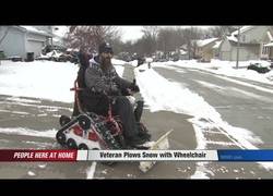 Enlace a Este chico en silla de ruedas se ha diseñado una silla para la nieve muy molona que vas a flipar