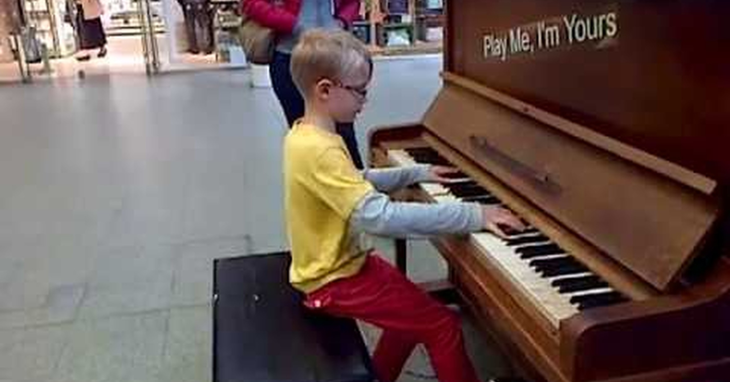 Мысин пианист. Деревня фортепиано. Russian Piano Prodigy. John was 8 years old. He Play the Piano. Круто играет на пианино.