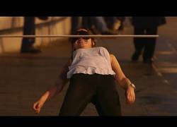 Enlace a Nunca te fíes si por la calle te dicen de jugar al limbo con los ojos tapados. Te puede pasar esto..