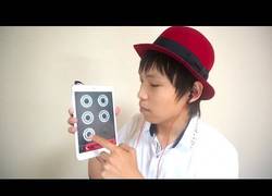 Enlace a Asiático haciendo beatbox con un iPad, alucina lo que hace