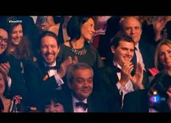 Enlace a Dani Rovira bromeando en la gala de los Goya con los políticos españoles