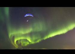 Enlace a Horacio Llorens haciendo parapente entre auroras boreales. Simplemente mágico