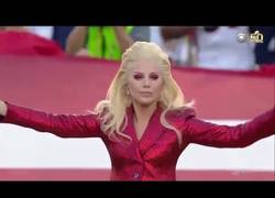 Enlace a El himno de Estados Unidos cantado por Lady Gaga antes del Super Bowl