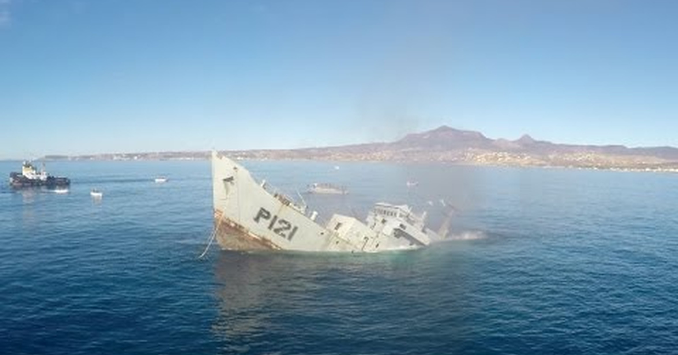 Судно видео. Затонувший крейсер Сидней. Тонущий корабль. Тонущий военный корабль. Тонущее судно.