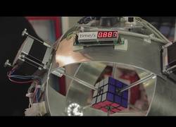 Enlace a Los que sabéis hacer un Cubo de Rubik, a ver si lo hacéis más rápido que esta máquina
